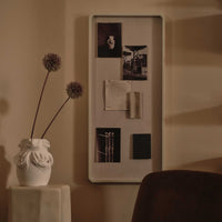 Ferm Living（ファームリビング）は、人生の対比を意識しながら、期待や夢の中で快適さと意味を追い求め、真の価値を感じられる空間を提供することを目指しています。デザインへの情熱と、環境や社会に配慮した責任ある選択を大切にし、誠実で心地よい製品や環境づくりに取り組んでいます。デンマーク・コペンハーゲンを拠点に、世界中の職人と協働し、スカンジナビアの思想と世界の技術・伝統を融合。柔らかなフォルムや豊かなテクスチャー、意外性のあるディテールを特徴とするコレクションは、洗練された美しさの中にも驚きと温かみをもたらします。素材選びから製造、配送まで持続可能性を意識し、より良い未来へ向けた選択を後押しします。家具、アクセサリー、照明を通じて、あなたらしく心地よい空間づくりをサポートします。