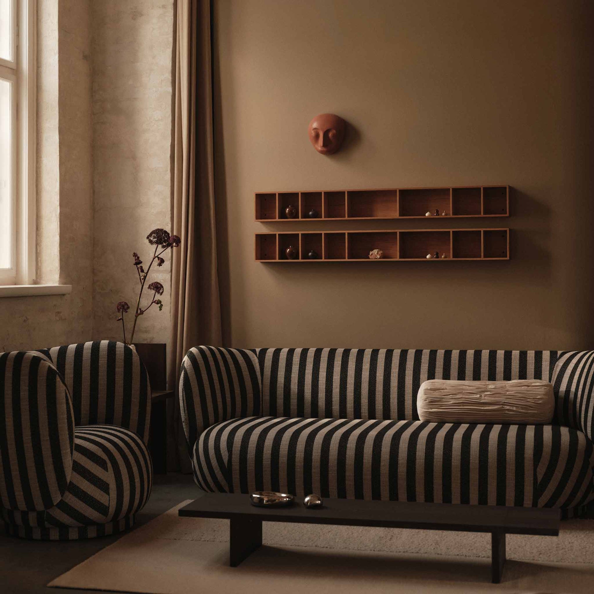 Ferm Living（ファームリビング）は、人生の対比を意識しながら、期待や夢の中で快適さと意味を追い求め、真の価値を感じられる空間を提供することを目指しています。デザインへの情熱と、環境や社会に配慮した責任ある選択を大切にし、誠実で心地よい製品や環境づくりに取り組んでいます。デンマーク・コペンハーゲンを拠点に、世界中の職人と協働し、スカンジナビアの思想と世界の技術・伝統を融合。柔らかなフォルムや豊かなテクスチャー、意外性のあるディテールを特徴とするコレクションは、洗練された美しさの中にも驚きと温かみをもたらします。素材選びから製造、配送まで持続可能性を意識し、より良い未来へ向けた選択を後押しします。家具、アクセサリー、照明を通じて、あなたらしく心地よい空間づくりをサポートします。