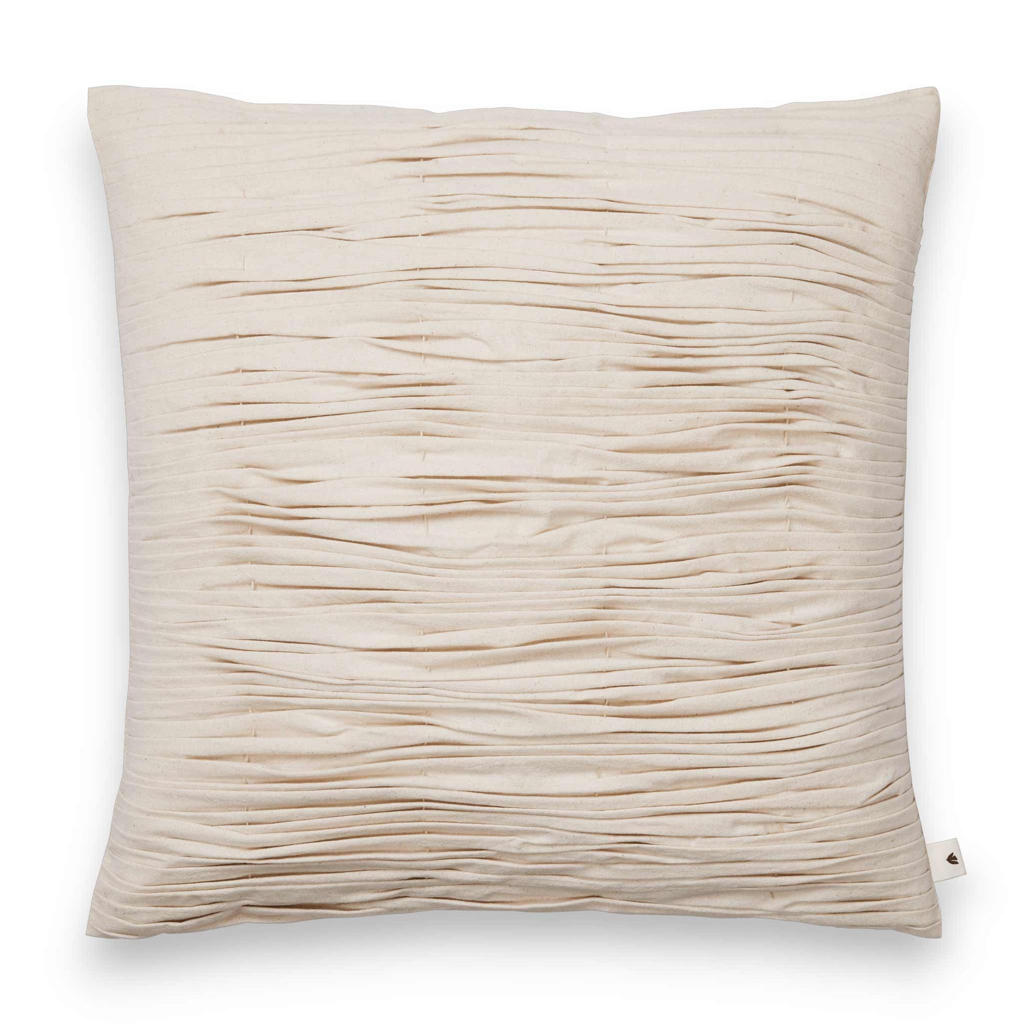 Ferm Living（ファームリビング）は、人生の対比を意識しながら、期待や夢の中で快適さと意味を追い求め、真の価値を感じられる空間を提供することを目指しています。デザインへの情熱と、環境や社会に配慮した責任ある選択を大切にし、誠実で心地よい製品や環境づくりに取り組んでいます。デンマーク・コペンハーゲンを拠点に、世界中の職人と協働し、スカンジナビアの思想と世界の技術・伝統を融合。柔らかなフォルムや豊かなテクスチャー、意外性のあるディテールを特徴とするコレクションは、洗練された美しさの中にも驚きと温かみをもたらします。素材選びから製造、配送まで持続可能性を意識し、より良い未来へ向けた選択を後押しします。家具、アクセサリー、照明を通じて、あなたらしく心地よい空間づくりをサポートします。