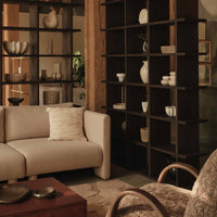 Ferm Living（ファームリビング）は、人生の対比を意識しながら、期待や夢の中で快適さと意味を追い求め、真の価値を感じられる空間を提供することを目指しています。デザインへの情熱と、環境や社会に配慮した責任ある選択を大切にし、誠実で心地よい製品や環境づくりに取り組んでいます。デンマーク・コペンハーゲンを拠点に、世界中の職人と協働し、スカンジナビアの思想と世界の技術・伝統を融合。柔らかなフォルムや豊かなテクスチャー、意外性のあるディテールを特徴とするコレクションは、洗練された美しさの中にも驚きと温かみをもたらします。素材選びから製造、配送まで持続可能性を意識し、より良い未来へ向けた選択を後押しします。家具、アクセサリー、照明を通じて、あなたらしく心地よい空間づくりをサポートします。