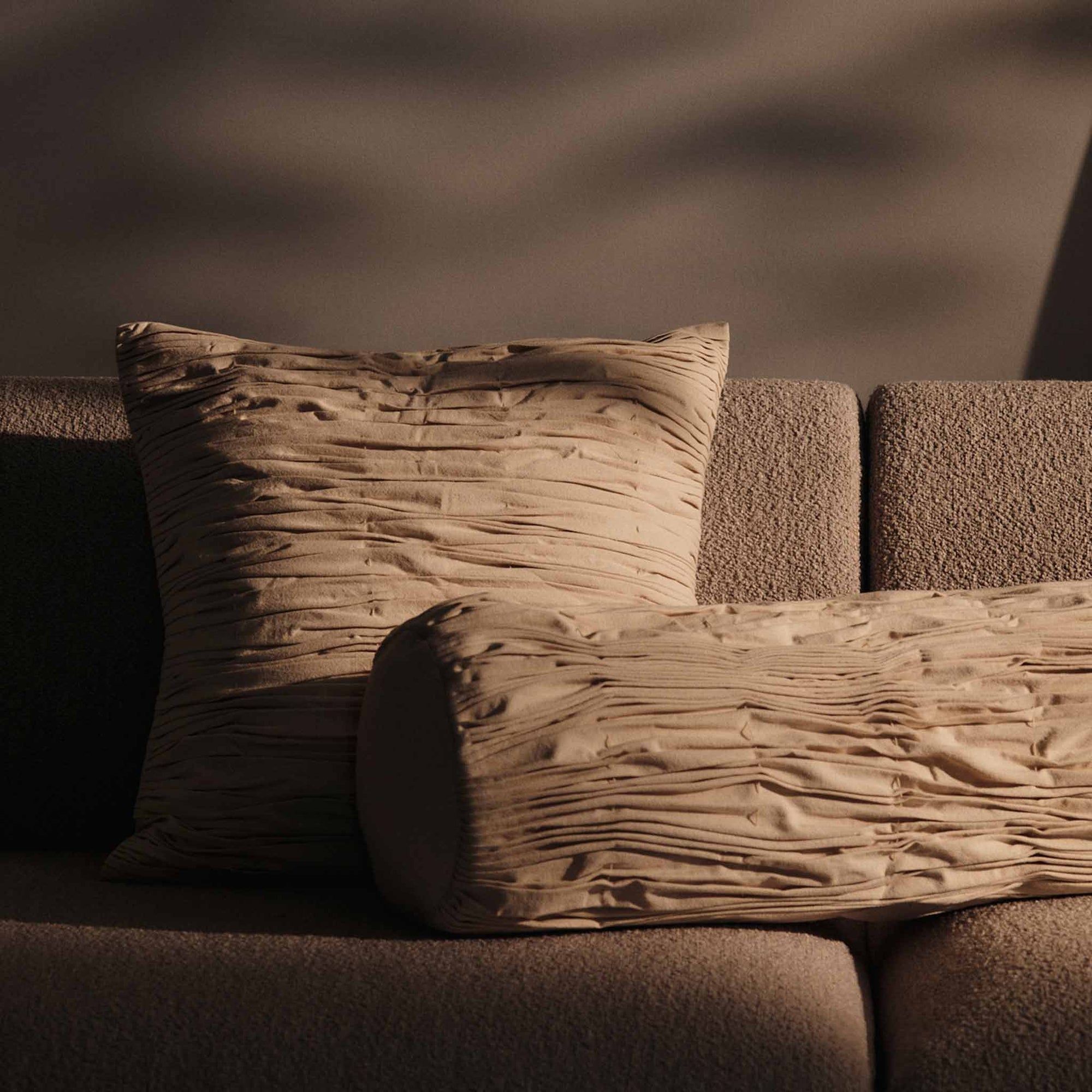 Ferm Living（ファームリビング）は、人生の対比を意識しながら、期待や夢の中で快適さと意味を追い求め、真の価値を感じられる空間を提供することを目指しています。デザインへの情熱と、環境や社会に配慮した責任ある選択を大切にし、誠実で心地よい製品や環境づくりに取り組んでいます。デンマーク・コペンハーゲンを拠点に、世界中の職人と協働し、スカンジナビアの思想と世界の技術・伝統を融合。柔らかなフォルムや豊かなテクスチャー、意外性のあるディテールを特徴とするコレクションは、洗練された美しさの中にも驚きと温かみをもたらします。素材選びから製造、配送まで持続可能性を意識し、より良い未来へ向けた選択を後押しします。家具、アクセサリー、照明を通じて、あなたらしく心地よい空間づくりをサポートします。