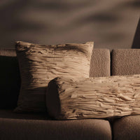 Ferm Living（ファームリビング）は、人生の対比を意識しながら、期待や夢の中で快適さと意味を追い求め、真の価値を感じられる空間を提供することを目指しています。デザインへの情熱と、環境や社会に配慮した責任ある選択を大切にし、誠実で心地よい製品や環境づくりに取り組んでいます。デンマーク・コペンハーゲンを拠点に、世界中の職人と協働し、スカンジナビアの思想と世界の技術・伝統を融合。柔らかなフォルムや豊かなテクスチャー、意外性のあるディテールを特徴とするコレクションは、洗練された美しさの中にも驚きと温かみをもたらします。素材選びから製造、配送まで持続可能性を意識し、より良い未来へ向けた選択を後押しします。家具、アクセサリー、照明を通じて、あなたらしく心地よい空間づくりをサポートします。