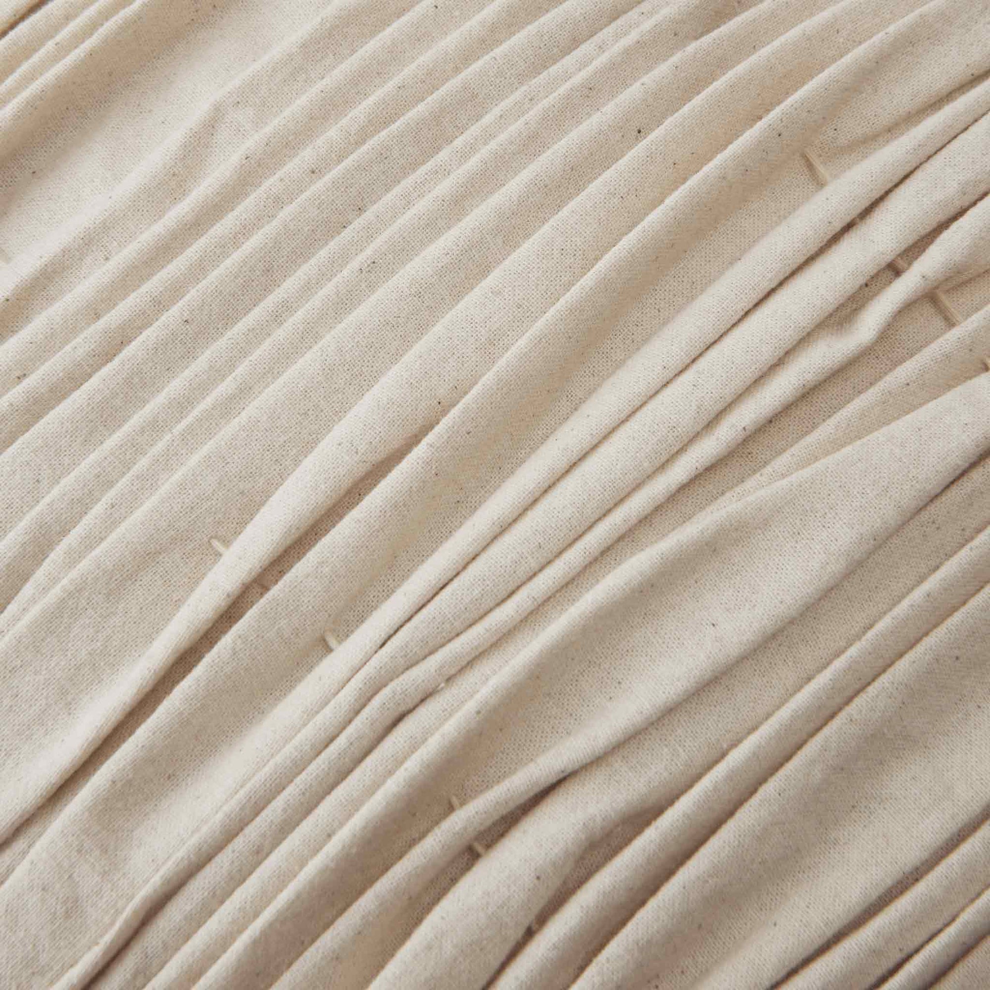 Ferm Living（ファームリビング）は、人生の対比を意識しながら、期待や夢の中で快適さと意味を追い求め、真の価値を感じられる空間を提供することを目指しています。デザインへの情熱と、環境や社会に配慮した責任ある選択を大切にし、誠実で心地よい製品や環境づくりに取り組んでいます。デンマーク・コペンハーゲンを拠点に、世界中の職人と協働し、スカンジナビアの思想と世界の技術・伝統を融合。柔らかなフォルムや豊かなテクスチャー、意外性のあるディテールを特徴とするコレクションは、洗練された美しさの中にも驚きと温かみをもたらします。素材選びから製造、配送まで持続可能性を意識し、より良い未来へ向けた選択を後押しします。家具、アクセサリー、照明を通じて、あなたらしく心地よい空間づくりをサポートします。