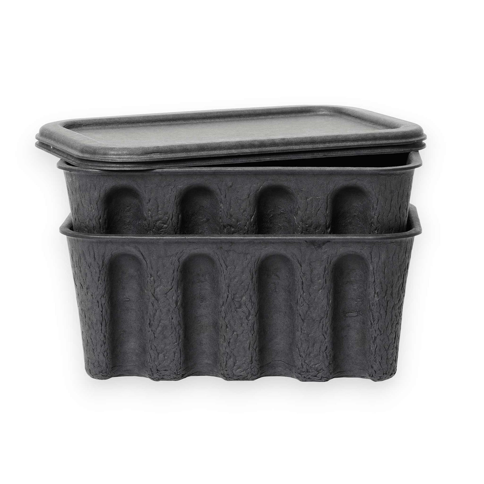 Ferm Living（ファームリビング）は、人生の対比を意識しながら、期待や夢の中で快適さと意味を追い求め、真の価値を感じられる空間を提供することを目指しています。デザインへの情熱と、環境や社会に配慮した責任ある選択を大切にし、誠実で心地よい製品や環境づくりに取り組んでいます。デンマーク・コペンハーゲンを拠点に、世界中の職人と協働し、スカンジナビアの思想と世界の技術・伝統を融合。柔らかなフォルムや豊かなテクスチャー、意外性のあるディテールを特徴とするコレクションは、洗練された美しさの中にも驚きと温かみをもたらします。素材選びから製造、配送まで持続可能性を意識し、より良い未来へ向けた選択を後押しします。家具、アクセサリー、照明を通じて、あなたらしく心地よい空間づくりをサポートします。