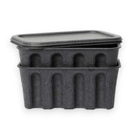 Ferm Living（ファームリビング）は、人生の対比を意識しながら、期待や夢の中で快適さと意味を追い求め、真の価値を感じられる空間を提供することを目指しています。デザインへの情熱と、環境や社会に配慮した責任ある選択を大切にし、誠実で心地よい製品や環境づくりに取り組んでいます。デンマーク・コペンハーゲンを拠点に、世界中の職人と協働し、スカンジナビアの思想と世界の技術・伝統を融合。柔らかなフォルムや豊かなテクスチャー、意外性のあるディテールを特徴とするコレクションは、洗練された美しさの中にも驚きと温かみをもたらします。素材選びから製造、配送まで持続可能性を意識し、より良い未来へ向けた選択を後押しします。家具、アクセサリー、照明を通じて、あなたらしく心地よい空間づくりをサポートします。