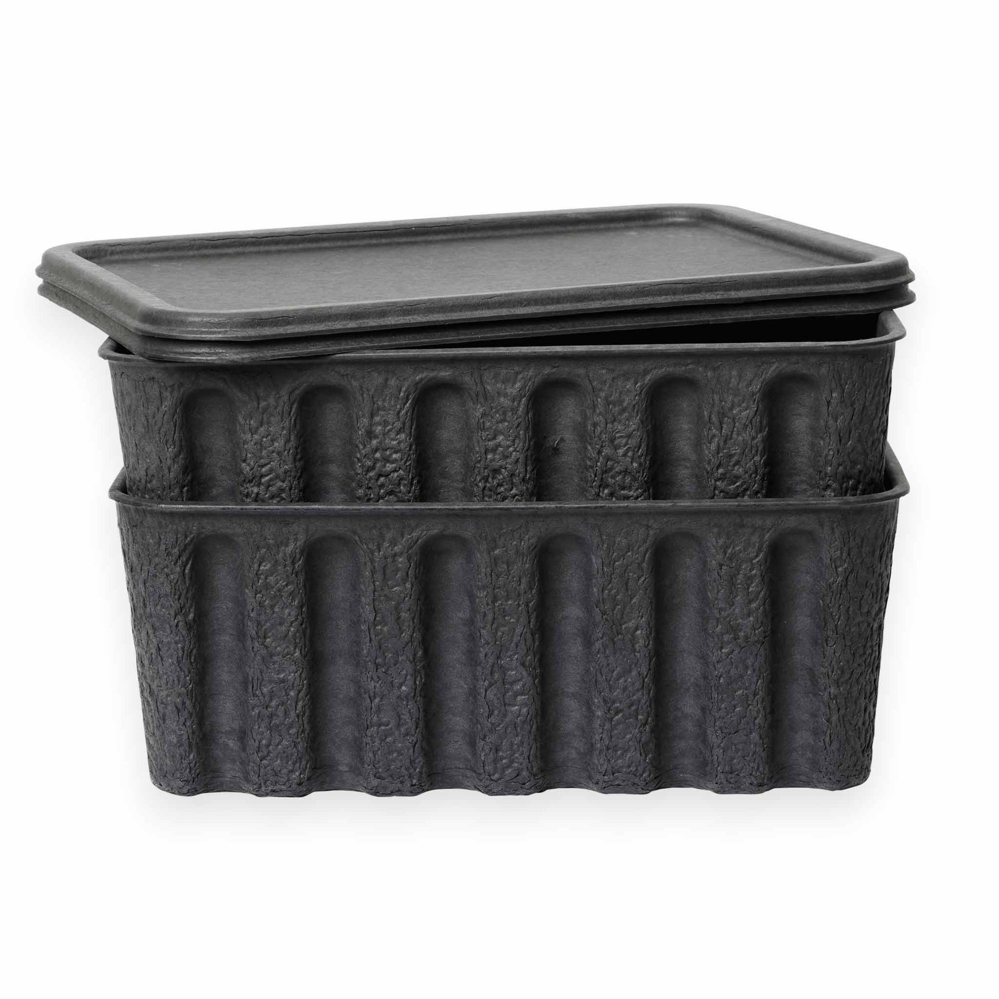 Ferm Living（ファームリビング）は、人生の対比を意識しながら、期待や夢の中で快適さと意味を追い求め、真の価値を感じられる空間を提供することを目指しています。デザインへの情熱と、環境や社会に配慮した責任ある選択を大切にし、誠実で心地よい製品や環境づくりに取り組んでいます。デンマーク・コペンハーゲンを拠点に、世界中の職人と協働し、スカンジナビアの思想と世界の技術・伝統を融合。柔らかなフォルムや豊かなテクスチャー、意外性のあるディテールを特徴とするコレクションは、洗練された美しさの中にも驚きと温かみをもたらします。素材選びから製造、配送まで持続可能性を意識し、より良い未来へ向けた選択を後押しします。家具、アクセサリー、照明を通じて、あなたらしく心地よい空間づくりをサポートします。