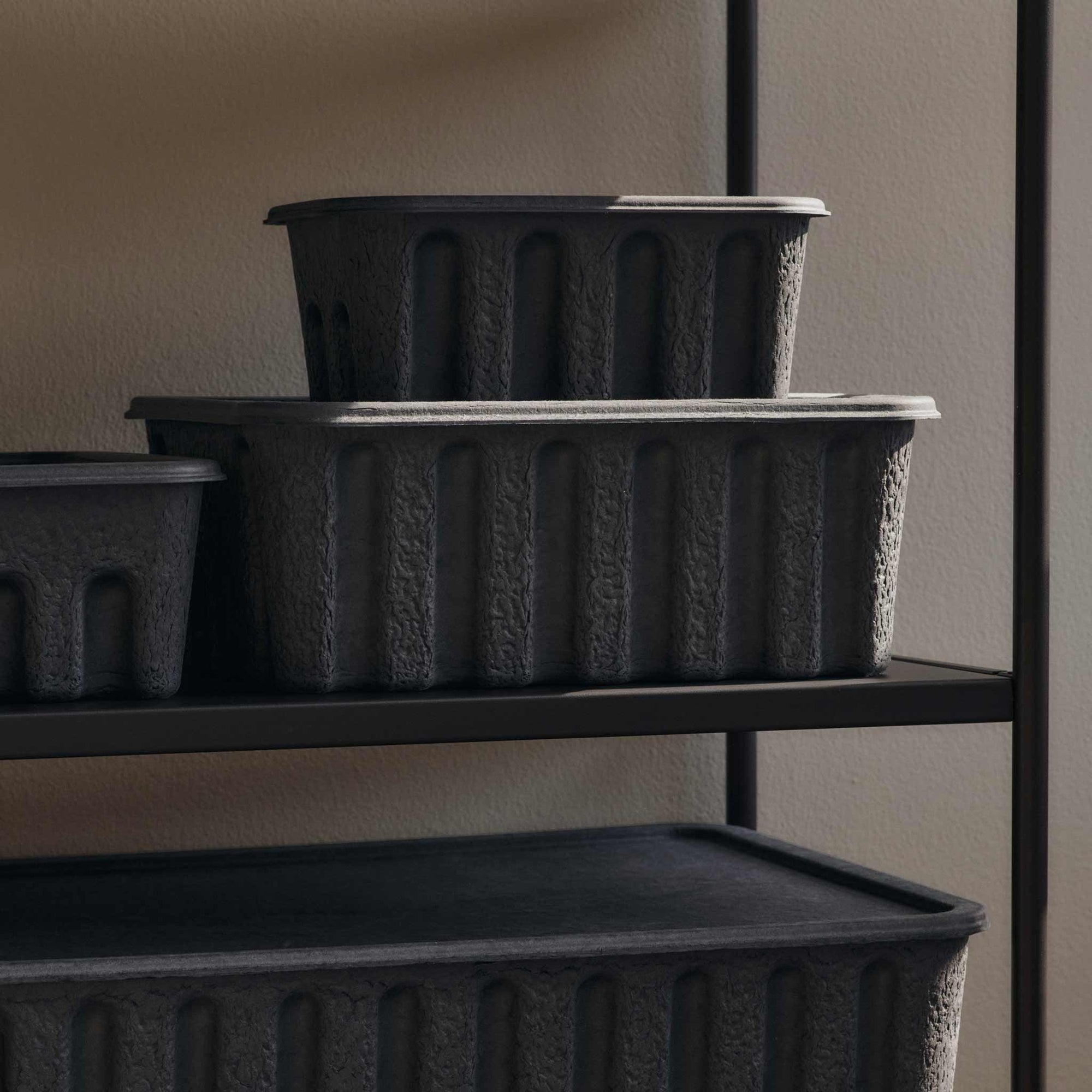 Ferm Living（ファームリビング）は、人生の対比を意識しながら、期待や夢の中で快適さと意味を追い求め、真の価値を感じられる空間を提供することを目指しています。デザインへの情熱と、環境や社会に配慮した責任ある選択を大切にし、誠実で心地よい製品や環境づくりに取り組んでいます。デンマーク・コペンハーゲンを拠点に、世界中の職人と協働し、スカンジナビアの思想と世界の技術・伝統を融合。柔らかなフォルムや豊かなテクスチャー、意外性のあるディテールを特徴とするコレクションは、洗練された美しさの中にも驚きと温かみをもたらします。素材選びから製造、配送まで持続可能性を意識し、より良い未来へ向けた選択を後押しします。家具、アクセサリー、照明を通じて、あなたらしく心地よい空間づくりをサポートします。