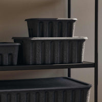 Ferm Living（ファームリビング）は、人生の対比を意識しながら、期待や夢の中で快適さと意味を追い求め、真の価値を感じられる空間を提供することを目指しています。デザインへの情熱と、環境や社会に配慮した責任ある選択を大切にし、誠実で心地よい製品や環境づくりに取り組んでいます。デンマーク・コペンハーゲンを拠点に、世界中の職人と協働し、スカンジナビアの思想と世界の技術・伝統を融合。柔らかなフォルムや豊かなテクスチャー、意外性のあるディテールを特徴とするコレクションは、洗練された美しさの中にも驚きと温かみをもたらします。素材選びから製造、配送まで持続可能性を意識し、より良い未来へ向けた選択を後押しします。家具、アクセサリー、照明を通じて、あなたらしく心地よい空間づくりをサポートします。