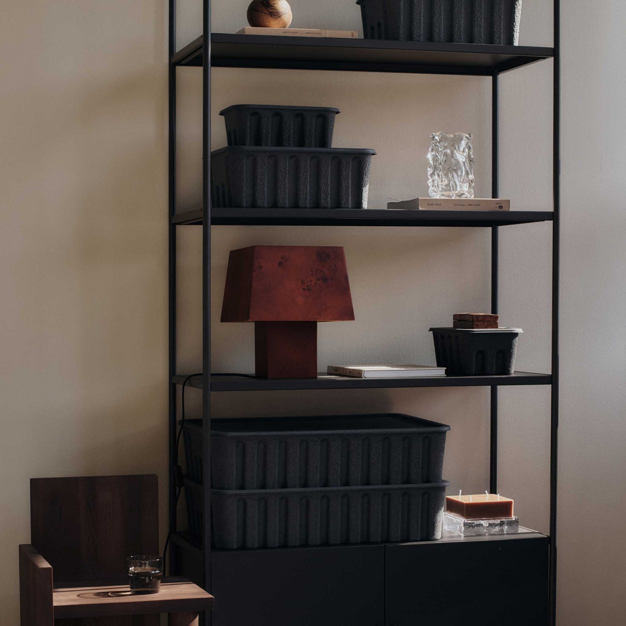 Ferm Living（ファームリビング）は、人生の対比を意識しながら、期待や夢の中で快適さと意味を追い求め、真の価値を感じられる空間を提供することを目指しています。デザインへの情熱と、環境や社会に配慮した責任ある選択を大切にし、誠実で心地よい製品や環境づくりに取り組んでいます。デンマーク・コペンハーゲンを拠点に、世界中の職人と協働し、スカンジナビアの思想と世界の技術・伝統を融合。柔らかなフォルムや豊かなテクスチャー、意外性のあるディテールを特徴とするコレクションは、洗練された美しさの中にも驚きと温かみをもたらします。素材選びから製造、配送まで持続可能性を意識し、より良い未来へ向けた選択を後押しします。家具、アクセサリー、照明を通じて、あなたらしく心地よい空間づくりをサポートします。