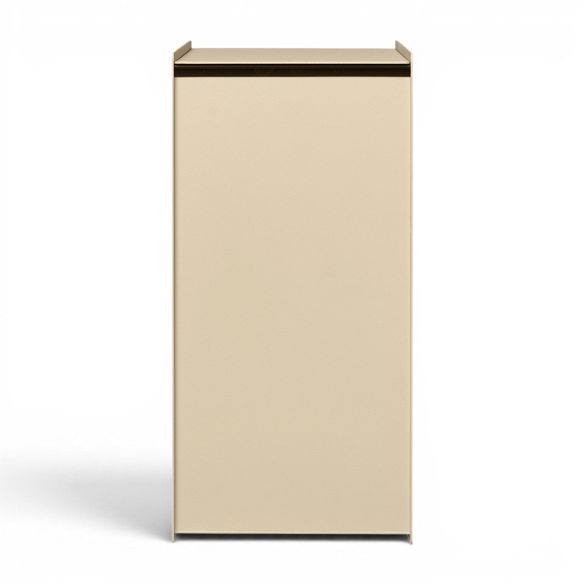Ferm Living（ファームリビング）は、人生の対比を意識しながら、期待や夢の中で快適さと意味を追い求め、真の価値を感じられる空間を提供することを目指しています。デザインへの情熱と、環境や社会に配慮した責任ある選択を大切にし、誠実で心地よい製品や環境づくりに取り組んでいます。デンマーク・コペンハーゲンを拠点に、世界中の職人と協働し、スカンジナビアの思想と世界の技術・伝統を融合。柔らかなフォルムや豊かなテクスチャー、意外性のあるディテールを特徴とするコレクションは、洗練された美しさの中にも驚きと温かみをもたらします。素材選びから製造、配送まで持続可能性を意識し、より良い未来へ向けた選択を後押しします。家具、アクセサリー、照明を通じて、あなたらしく心地よい空間づくりをサポートします。