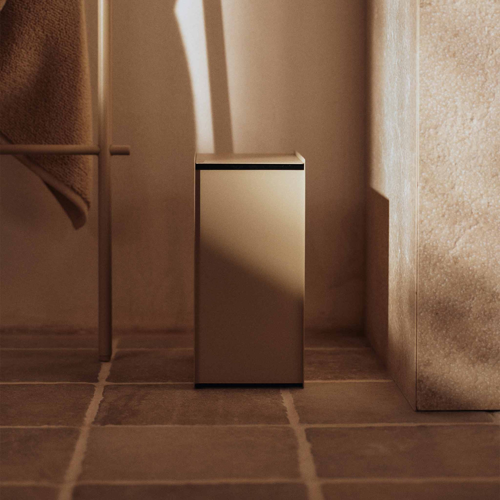 Ferm Living（ファームリビング）は、人生の対比を意識しながら、期待や夢の中で快適さと意味を追い求め、真の価値を感じられる空間を提供することを目指しています。デザインへの情熱と、環境や社会に配慮した責任ある選択を大切にし、誠実で心地よい製品や環境づくりに取り組んでいます。デンマーク・コペンハーゲンを拠点に、世界中の職人と協働し、スカンジナビアの思想と世界の技術・伝統を融合。柔らかなフォルムや豊かなテクスチャー、意外性のあるディテールを特徴とするコレクションは、洗練された美しさの中にも驚きと温かみをもたらします。素材選びから製造、配送まで持続可能性を意識し、より良い未来へ向けた選択を後押しします。家具、アクセサリー、照明を通じて、あなたらしく心地よい空間づくりをサポートします。