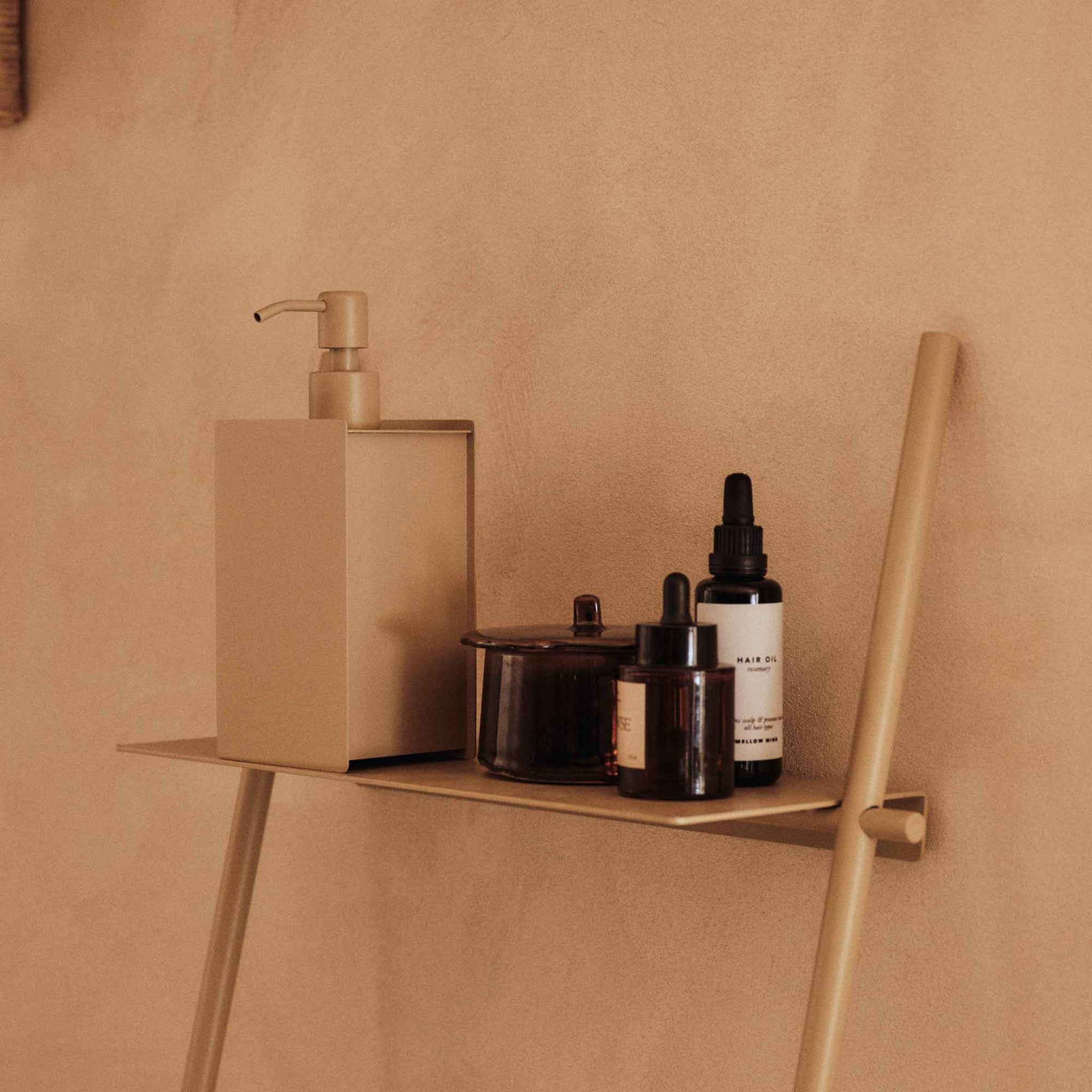Ferm Living（ファームリビング）は、人生の対比を意識しながら、期待や夢の中で快適さと意味を追い求め、真の価値を感じられる空間を提供することを目指しています。デザインへの情熱と、環境や社会に配慮した責任ある選択を大切にし、誠実で心地よい製品や環境づくりに取り組んでいます。デンマーク・コペンハーゲンを拠点に、世界中の職人と協働し、スカンジナビアの思想と世界の技術・伝統を融合。柔らかなフォルムや豊かなテクスチャー、意外性のあるディテールを特徴とするコレクションは、洗練された美しさの中にも驚きと温かみをもたらします。素材選びから製造、配送まで持続可能性を意識し、より良い未来へ向けた選択を後押しします。家具、アクセサリー、照明を通じて、あなたらしく心地よい空間づくりをサポートします。