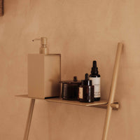 Ferm Living（ファームリビング）は、人生の対比を意識しながら、期待や夢の中で快適さと意味を追い求め、真の価値を感じられる空間を提供することを目指しています。デザインへの情熱と、環境や社会に配慮した責任ある選択を大切にし、誠実で心地よい製品や環境づくりに取り組んでいます。デンマーク・コペンハーゲンを拠点に、世界中の職人と協働し、スカンジナビアの思想と世界の技術・伝統を融合。柔らかなフォルムや豊かなテクスチャー、意外性のあるディテールを特徴とするコレクションは、洗練された美しさの中にも驚きと温かみをもたらします。素材選びから製造、配送まで持続可能性を意識し、より良い未来へ向けた選択を後押しします。家具、アクセサリー、照明を通じて、あなたらしく心地よい空間づくりをサポートします。