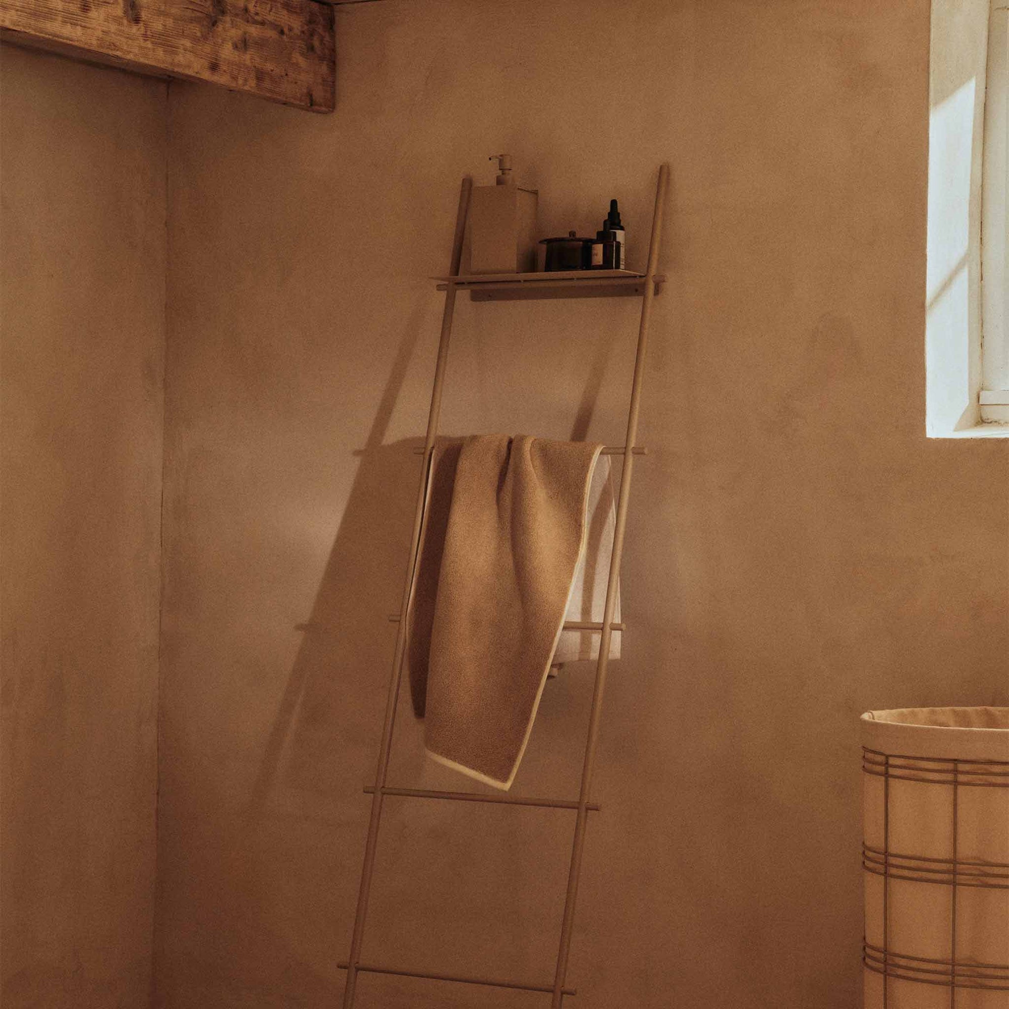 Ferm Living（ファームリビング）は、人生の対比を意識しながら、期待や夢の中で快適さと意味を追い求め、真の価値を感じられる空間を提供することを目指しています。デザインへの情熱と、環境や社会に配慮した責任ある選択を大切にし、誠実で心地よい製品や環境づくりに取り組んでいます。デンマーク・コペンハーゲンを拠点に、世界中の職人と協働し、スカンジナビアの思想と世界の技術・伝統を融合。柔らかなフォルムや豊かなテクスチャー、意外性のあるディテールを特徴とするコレクションは、洗練された美しさの中にも驚きと温かみをもたらします。素材選びから製造、配送まで持続可能性を意識し、より良い未来へ向けた選択を後押しします。家具、アクセサリー、照明を通じて、あなたらしく心地よい空間づくりをサポートします。