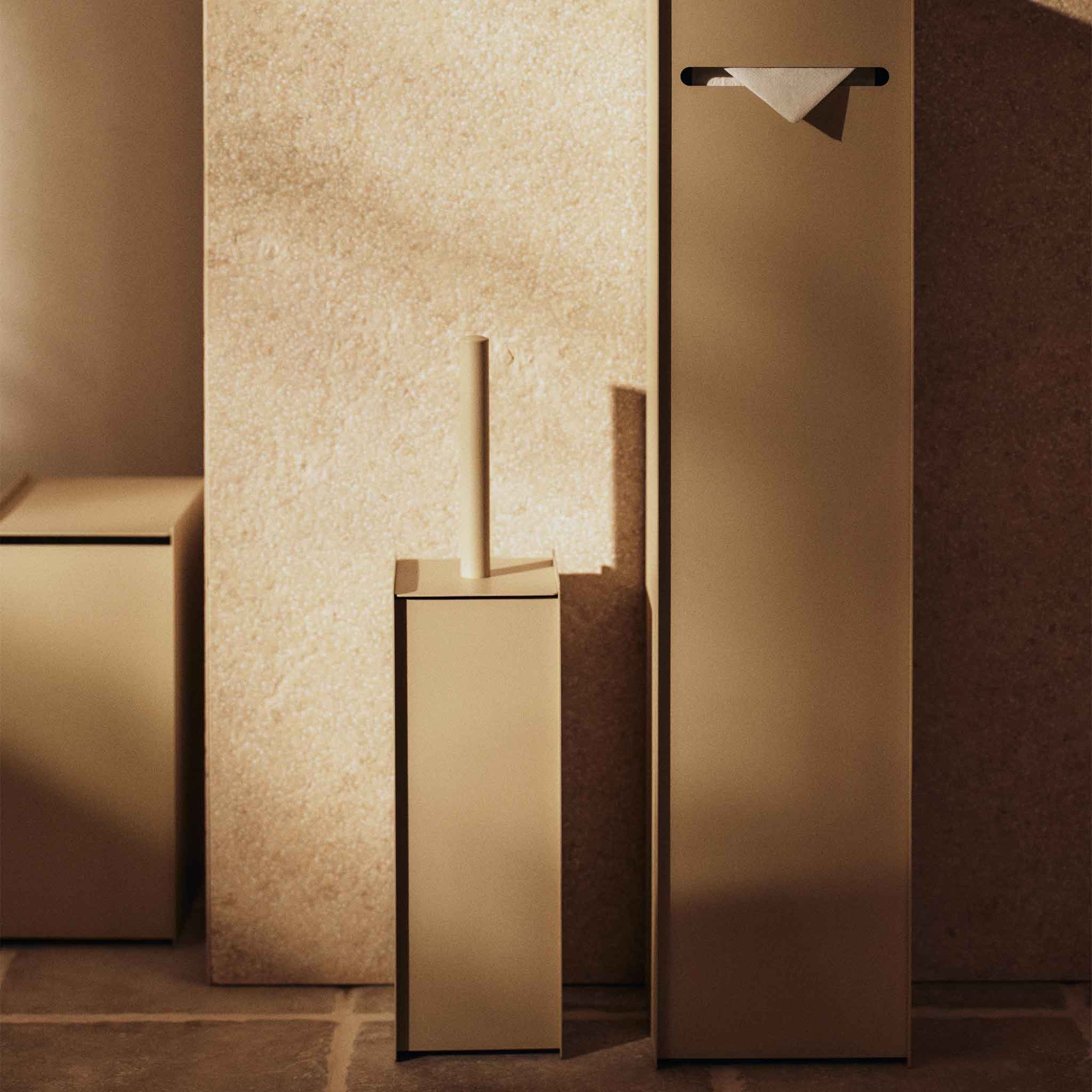 Ferm Living（ファームリビング）は、人生の対比を意識しながら、期待や夢の中で快適さと意味を追い求め、真の価値を感じられる空間を提供することを目指しています。デザインへの情熱と、環境や社会に配慮した責任ある選択を大切にし、誠実で心地よい製品や環境づくりに取り組んでいます。デンマーク・コペンハーゲンを拠点に、世界中の職人と協働し、スカンジナビアの思想と世界の技術・伝統を融合。柔らかなフォルムや豊かなテクスチャー、意外性のあるディテールを特徴とするコレクションは、洗練された美しさの中にも驚きと温かみをもたらします。素材選びから製造、配送まで持続可能性を意識し、より良い未来へ向けた選択を後押しします。家具、アクセサリー、照明を通じて、あなたらしく心地よい空間づくりをサポートします。