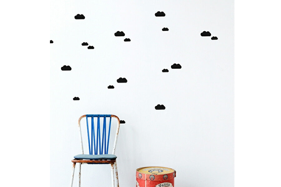 "fermLIVING"の製品は毎日の生活がきっと楽しくなる物ばかり。それは壁紙だったり、キッチン用品、バス用品、リビング雑貨、またオフィス用品など沢山のコレクションがあり、オーガニックコットンや木材、磁気、金属など多くの拘った材質で、シンプルな材質から職人によって長く使える物へと変えて行きます。デザインはデンマークの伝統に基づいた美しい物。ロゴの鳥はデンマークの伝統を守って生きたいという思いが込められています。