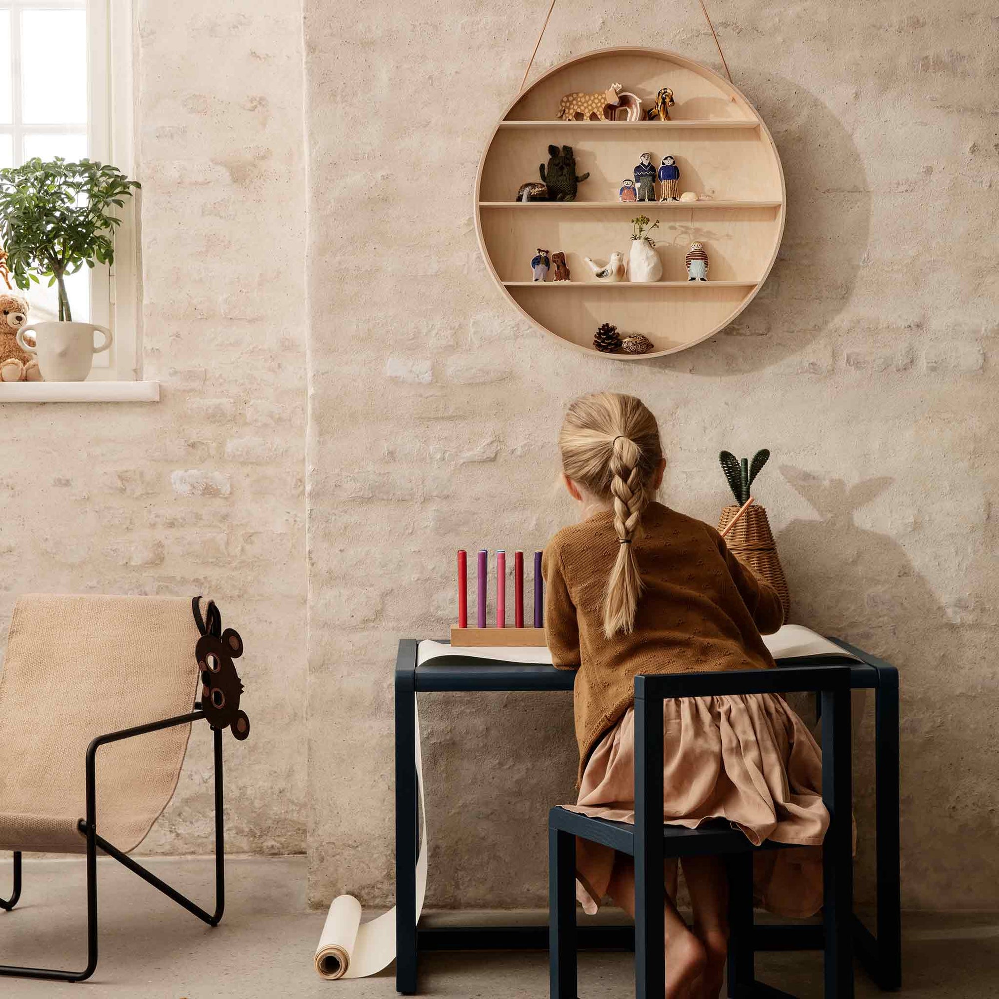 Ferm Living（ファームリビング）は、人生の対比を意識しながら、期待や夢の中で快適さと意味を追い求め、真の価値を感じられる空間を提供することを目指しています。デザインへの情熱と、環境や社会に配慮した責任ある選択を大切にし、誠実で心地よい製品や環境づくりに取り組んでいます。デンマーク・コペンハーゲンを拠点に、世界中の職人と協働し、スカンジナビアの思想と世界の技術・伝統を融合。柔らかなフォルムや豊かなテクスチャー、意外性のあるディテールを特徴とするコレクションは、洗練された美しさの中にも驚きと温かみをもたらします。素材選びから製造、配送まで持続可能性を意識し、より良い未来へ向けた選択を後押しします。家具、アクセサリー、照明を通じて、あなたらしく心地よい空間づくりをサポートします。