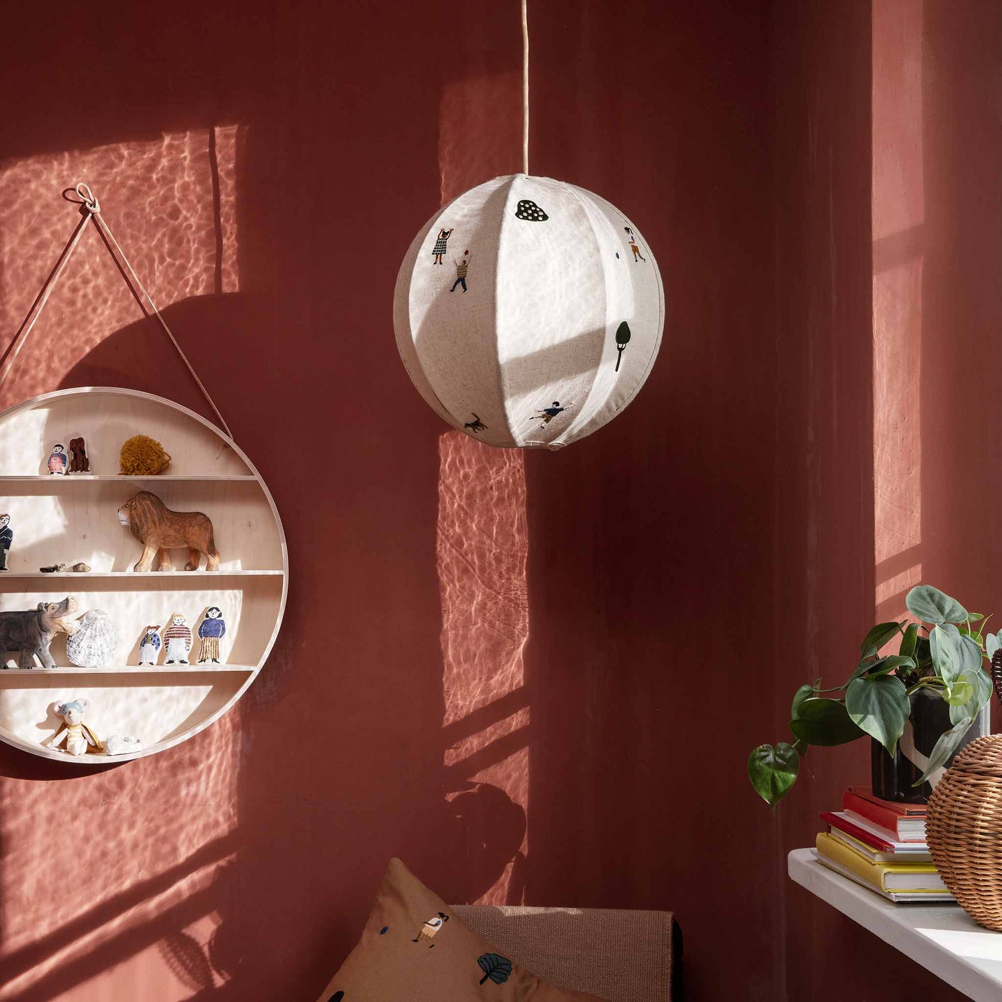 Ferm Living（ファームリビング）は、人生の対比を意識しながら、期待や夢の中で快適さと意味を追い求め、真の価値を感じられる空間を提供することを目指しています。デザインへの情熱と、環境や社会に配慮した責任ある選択を大切にし、誠実で心地よい製品や環境づくりに取り組んでいます。デンマーク・コペンハーゲンを拠点に、世界中の職人と協働し、スカンジナビアの思想と世界の技術・伝統を融合。柔らかなフォルムや豊かなテクスチャー、意外性のあるディテールを特徴とするコレクションは、洗練された美しさの中にも驚きと温かみをもたらします。素材選びから製造、配送まで持続可能性を意識し、より良い未来へ向けた選択を後押しします。家具、アクセサリー、照明を通じて、あなたらしく心地よい空間づくりをサポートします。