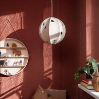 Ferm Living（ファームリビング）は、人生の対比を意識しながら、期待や夢の中で快適さと意味を追い求め、真の価値を感じられる空間を提供することを目指しています。デザインへの情熱と、環境や社会に配慮した責任ある選択を大切にし、誠実で心地よい製品や環境づくりに取り組んでいます。デンマーク・コペンハーゲンを拠点に、世界中の職人と協働し、スカンジナビアの思想と世界の技術・伝統を融合。柔らかなフォルムや豊かなテクスチャー、意外性のあるディテールを特徴とするコレクションは、洗練された美しさの中にも驚きと温かみをもたらします。素材選びから製造、配送まで持続可能性を意識し、より良い未来へ向けた選択を後押しします。家具、アクセサリー、照明を通じて、あなたらしく心地よい空間づくりをサポートします。