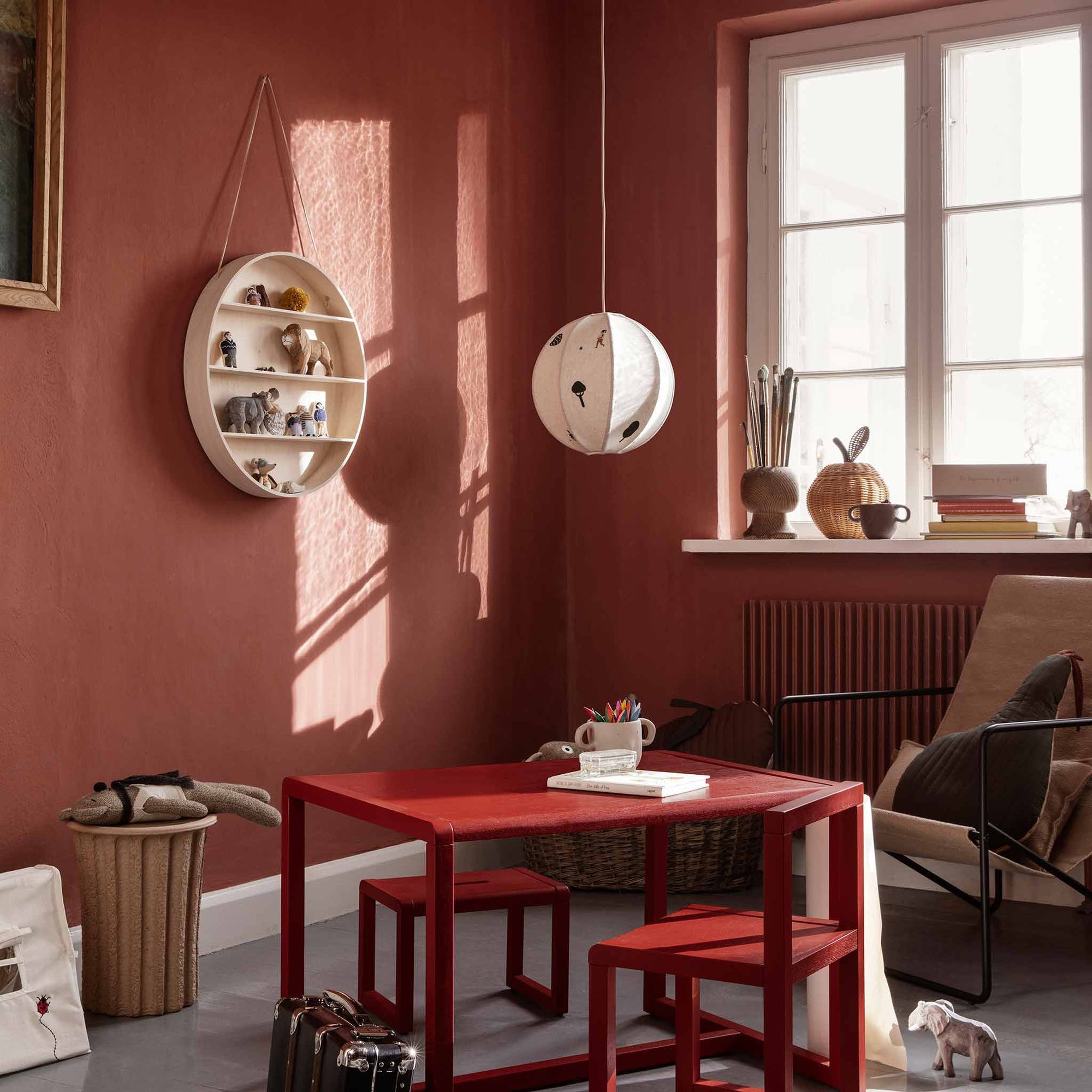 Ferm Living（ファームリビング）は、人生の対比を意識しながら、期待や夢の中で快適さと意味を追い求め、真の価値を感じられる空間を提供することを目指しています。デザインへの情熱と、環境や社会に配慮した責任ある選択を大切にし、誠実で心地よい製品や環境づくりに取り組んでいます。デンマーク・コペンハーゲンを拠点に、世界中の職人と協働し、スカンジナビアの思想と世界の技術・伝統を融合。柔らかなフォルムや豊かなテクスチャー、意外性のあるディテールを特徴とするコレクションは、洗練された美しさの中にも驚きと温かみをもたらします。素材選びから製造、配送まで持続可能性を意識し、より良い未来へ向けた選択を後押しします。家具、アクセサリー、照明を通じて、あなたらしく心地よい空間づくりをサポートします。