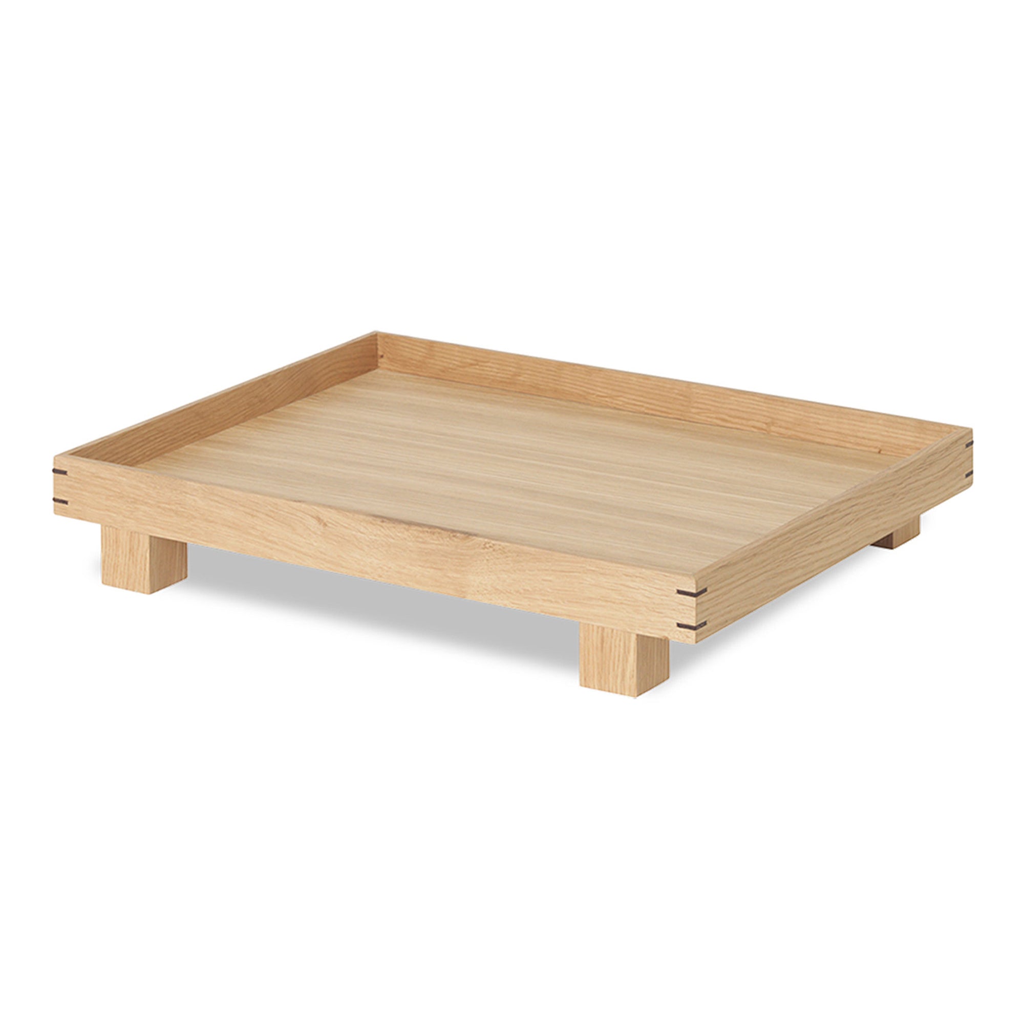Ferm Living（ファームリビング）は、人生の対比を意識しながら、期待や夢の中で快適さと意味を追い求め、真の価値を感じられる空間を提供することを目指しています。デザインへの情熱と、環境や社会に配慮した責任ある選択を大切にし、誠実で心地よい製品や環境づくりに取り組んでいます。デンマーク・コペンハーゲンを拠点に、世界中の職人と協働し、スカンジナビアの思想と世界の技術・伝統を融合。柔らかなフォルムや豊かなテクスチャー、意外性のあるディテールを特徴とするコレクションは、洗練された美しさの中にも驚きと温かみをもたらします。素材選びから製造、配送まで持続可能性を意識し、より良い未来へ向けた選択を後押しします。家具、アクセサリー、照明を通じて、あなたらしく心地よい空間づくりをサポートします。