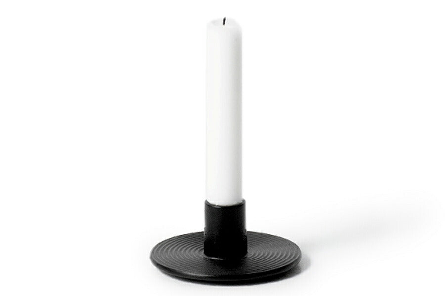 "fermLIVING"の製品は毎日の生活がきっと楽しくなる物ばかり。それは壁紙だったり、キッチン用品、バス用品、リビング雑貨、またオフィス用品など沢山のコレクションがあり、オーガニックコットンや木材、磁気、金属など多くの拘った材質で、シンプルな材質から職人によって長く使える物へと変えて行きます。デザインはデンマークの伝統に基づいた美しい物。ロゴの鳥はデンマークの伝統を守って生きたいという思いが込められています。