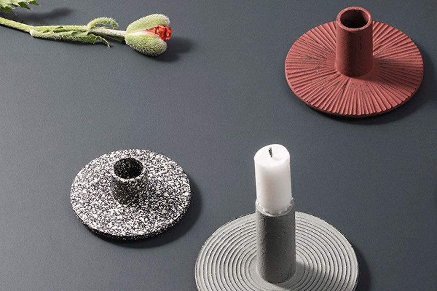 "fermLIVING"の製品は毎日の生活がきっと楽しくなる物ばかり。それは壁紙だったり、キッチン用品、バス用品、リビング雑貨、またオフィス用品など沢山のコレクションがあり、オーガニックコットンや木材、磁気、金属など多くの拘った材質で、シンプルな材質から職人によって長く使える物へと変えて行きます。デザインはデンマークの伝統に基づいた美しい物。ロゴの鳥はデンマークの伝統を守って生きたいという思いが込められています。