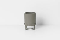 "fermLIVING"の製品は毎日の生活がきっと楽しくなる物ばかり。それは壁紙だったり、キッチン用品、バス用品、リビング雑貨、またオフィス用品など沢山のコレクションがあり、オーガニックコットンや木材、磁気、金属など多くの拘った材質で、シンプルな材質から職人によって長く使える物へと変えて行きます。デザインはデンマークの伝統に基づいた美しい物。ロゴの鳥はデンマークの伝統を守って生きたいという思いが込められています。
