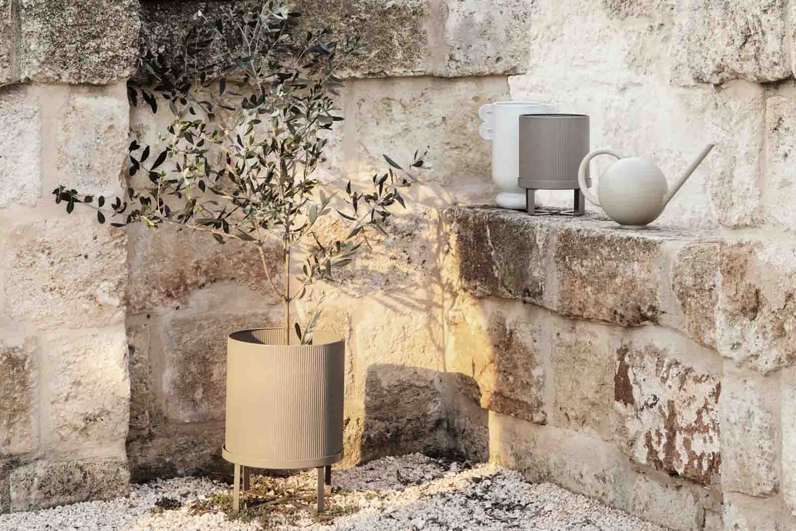 "fermLIVING"の製品は毎日の生活がきっと楽しくなる物ばかり。それは壁紙だったり、キッチン用品、バス用品、リビング雑貨、またオフィス用品など沢山のコレクションがあり、オーガニックコットンや木材、磁気、金属など多くの拘った材質で、シンプルな材質から職人によって長く使える物へと変えて行きます。デザインはデンマークの伝統に基づいた美しい物。ロゴの鳥はデンマークの伝統を守って生きたいという思いが込められています。
