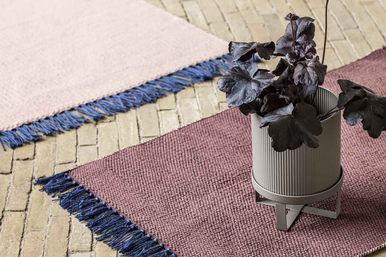"fermLIVING"の製品は毎日の生活がきっと楽しくなる物ばかり。それは壁紙だったり、キッチン用品、バス用品、リビング雑貨、またオフィス用品など沢山のコレクションがあり、オーガニックコットンや木材、磁気、金属など多くの拘った材質で、シンプルな材質から職人によって長く使える物へと変えて行きます。デザインはデンマークの伝統に基づいた美しい物。ロゴの鳥はデンマークの伝統を守って生きたいという思いが込められています。