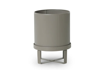 "fermLIVING"の製品は毎日の生活がきっと楽しくなる物ばかり。それは壁紙だったり、キッチン用品、バス用品、リビング雑貨、またオフィス用品など沢山のコレクションがあり、オーガニックコットンや木材、磁気、金属など多くの拘った材質で、シンプルな材質から職人によって長く使える物へと変えて行きます。デザインはデンマークの伝統に基づいた美しい物。ロゴの鳥はデンマークの伝統を守って生きたいという思いが込められています。