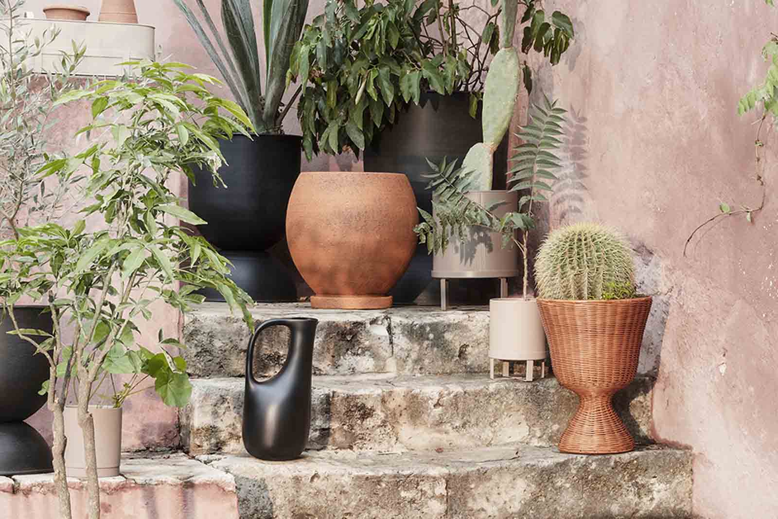 "fermLIVING"の製品は毎日の生活がきっと楽しくなる物ばかり。それは壁紙だったり、キッチン用品、バス用品、リビング雑貨、またオフィス用品など沢山のコレクションがあり、オーガニックコットンや木材、磁気、金属など多くの拘った材質で、シンプルな材質から職人によって長く使える物へと変えて行きます。デザインはデンマークの伝統に基づいた美しい物。ロゴの鳥はデンマークの伝統を守って生きたいという思いが込められています。