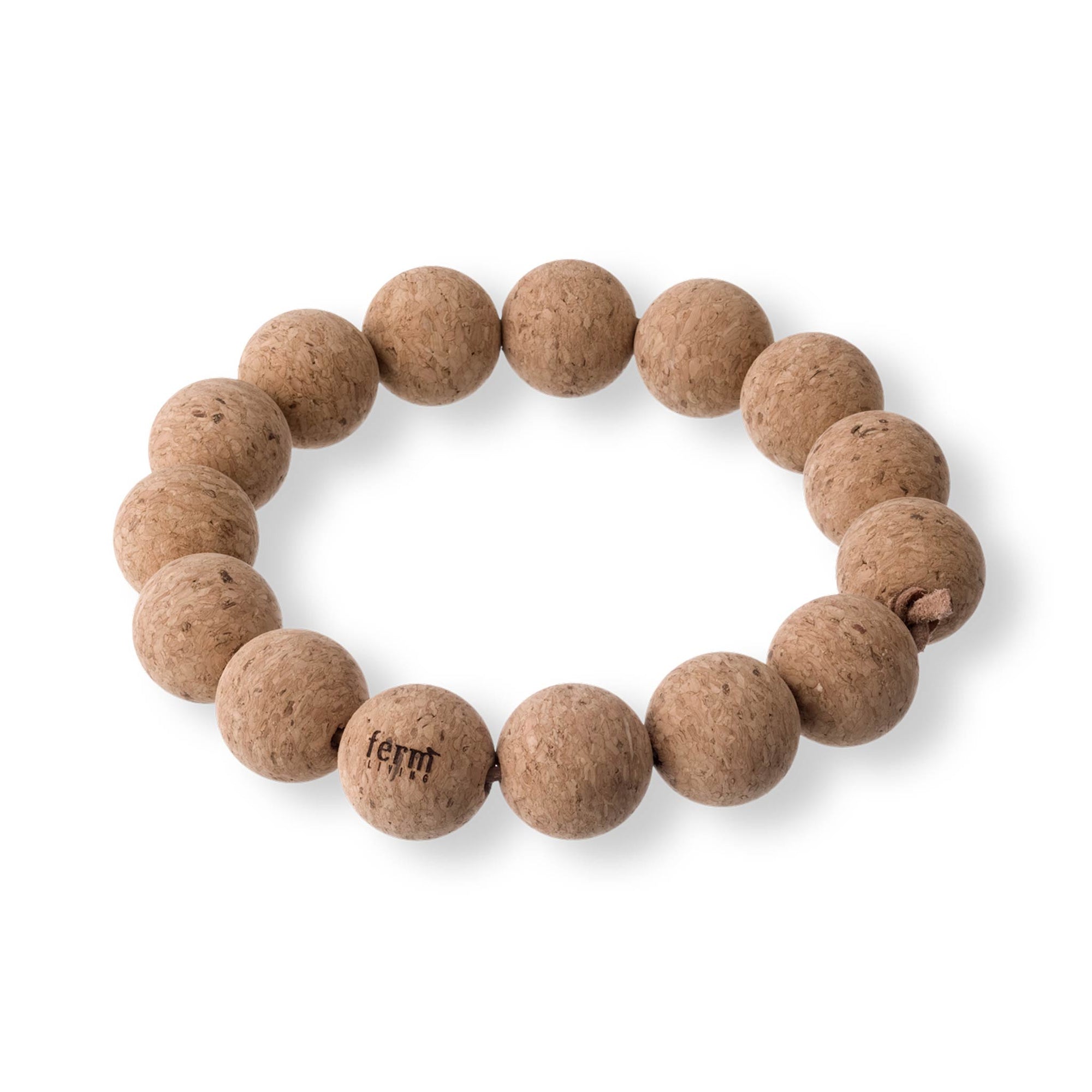 Ferm Living（ファームリビング）は、人生の対比を意識しながら、期待や夢の中で快適さと意味を追い求め、真の価値を感じられる空間を提供することを目指しています。デザインへの情熱と、環境や社会に配慮した責任ある選択を大切にし、誠実で心地よい製品や環境づくりに取り組んでいます。デンマーク・コペンハーゲンを拠点に、世界中の職人と協働し、スカンジナビアの思想と世界の技術・伝統を融合。柔らかなフォルムや豊かなテクスチャー、意外性のあるディテールを特徴とするコレクションは、洗練された美しさの中にも驚きと温かみをもたらします。素材選びから製造、配送まで持続可能性を意識し、より良い未来へ向けた選択を後押しします。家具、アクセサリー、照明を通じて、あなたらしく心地よい空間づくりをサポートします。