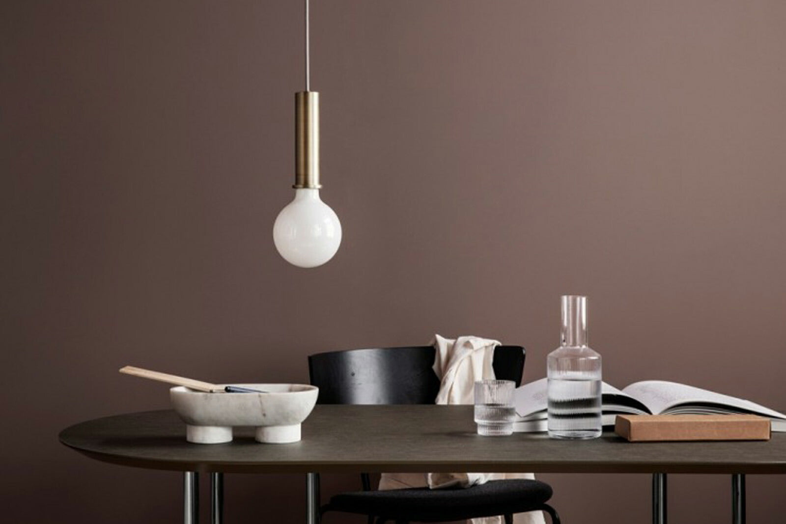 "fermLIVING"の製品は毎日の生活がきっと楽しくなる物ばかり。それは壁紙だったり、キッチン用品、バス用品、リビング雑貨、またオフィス用品など沢山のコレクションがあり、オーガニックコットンや木材、磁気、金属など多くの拘った材質で、シンプルな材質から職人によって長く使える物へと変えて行きます。デザインはデンマークの伝統に基づいた美しい物。ロゴの鳥はデンマークの伝統を守って生きたいという思いが込められています。