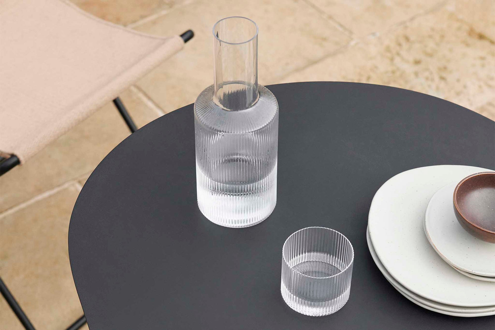 "ferm LIVING"の製品は毎日の生活がきっと楽しくなる物ばかり。それは壁紙だったり、キッチン用品、バス用品、リビング雑貨、またオフィス用品など沢山のコレクションがあり、オーガニックコットンや木材、磁気、金属など多くの拘った材質で、シンプルな材質から職人によって長く使える物へと変えて行きます。デザインはデンマークの伝統に基づいた美しい物。ロゴの鳥はデンマークの伝統を守って生きたいという思いが込められています。