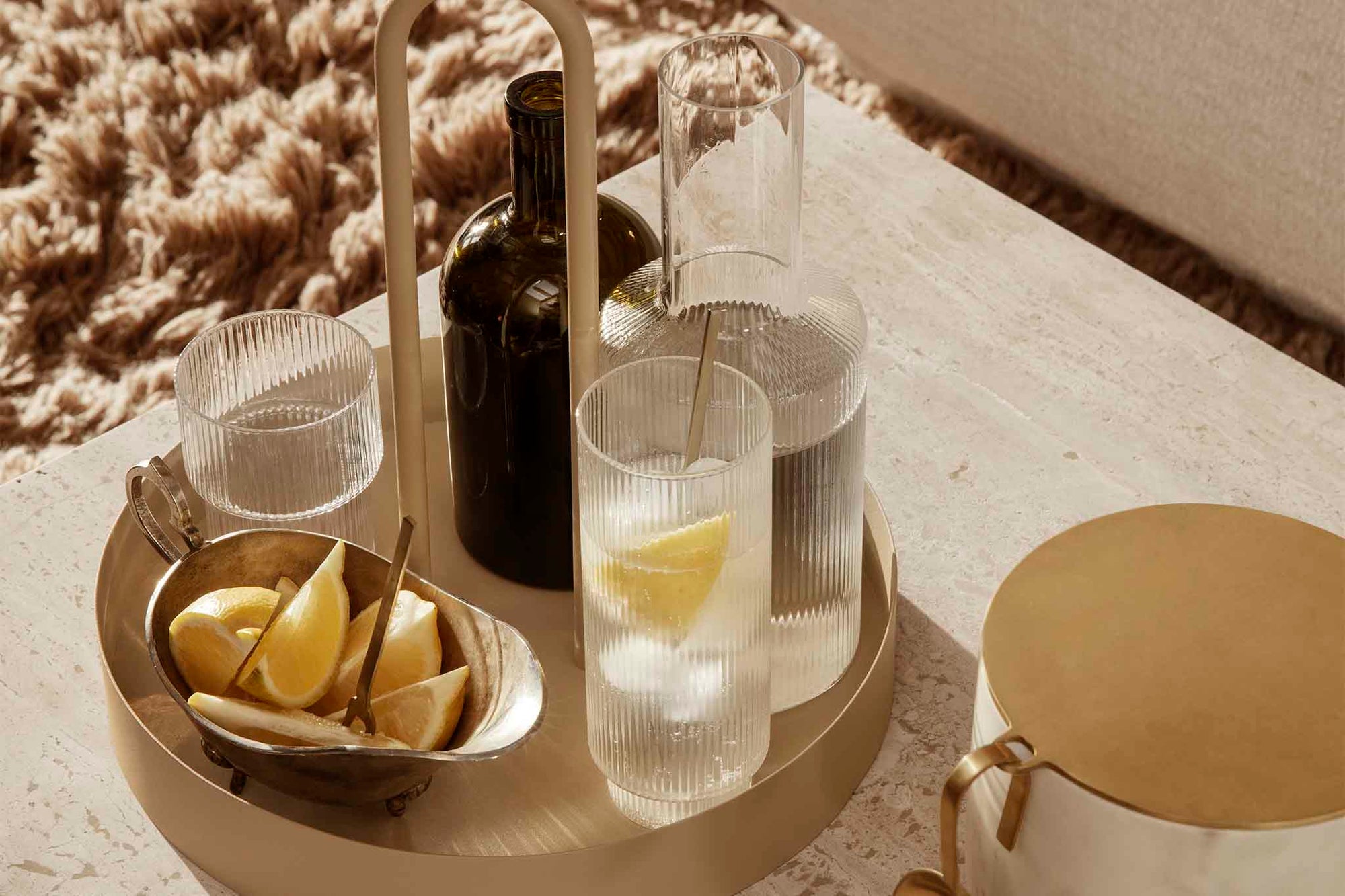 "ferm LIVING"の製品は毎日の生活がきっと楽しくなる物ばかり。それは壁紙だったり、キッチン用品、バス用品、リビング雑貨、またオフィス用品など沢山のコレクションがあり、オーガニックコットンや木材、磁気、金属など多くの拘った材質で、シンプルな材質から職人によって長く使える物へと変えて行きます。デザインはデンマークの伝統に基づいた美しい物。ロゴの鳥はデンマークの伝統を守って生きたいという思いが込められています。