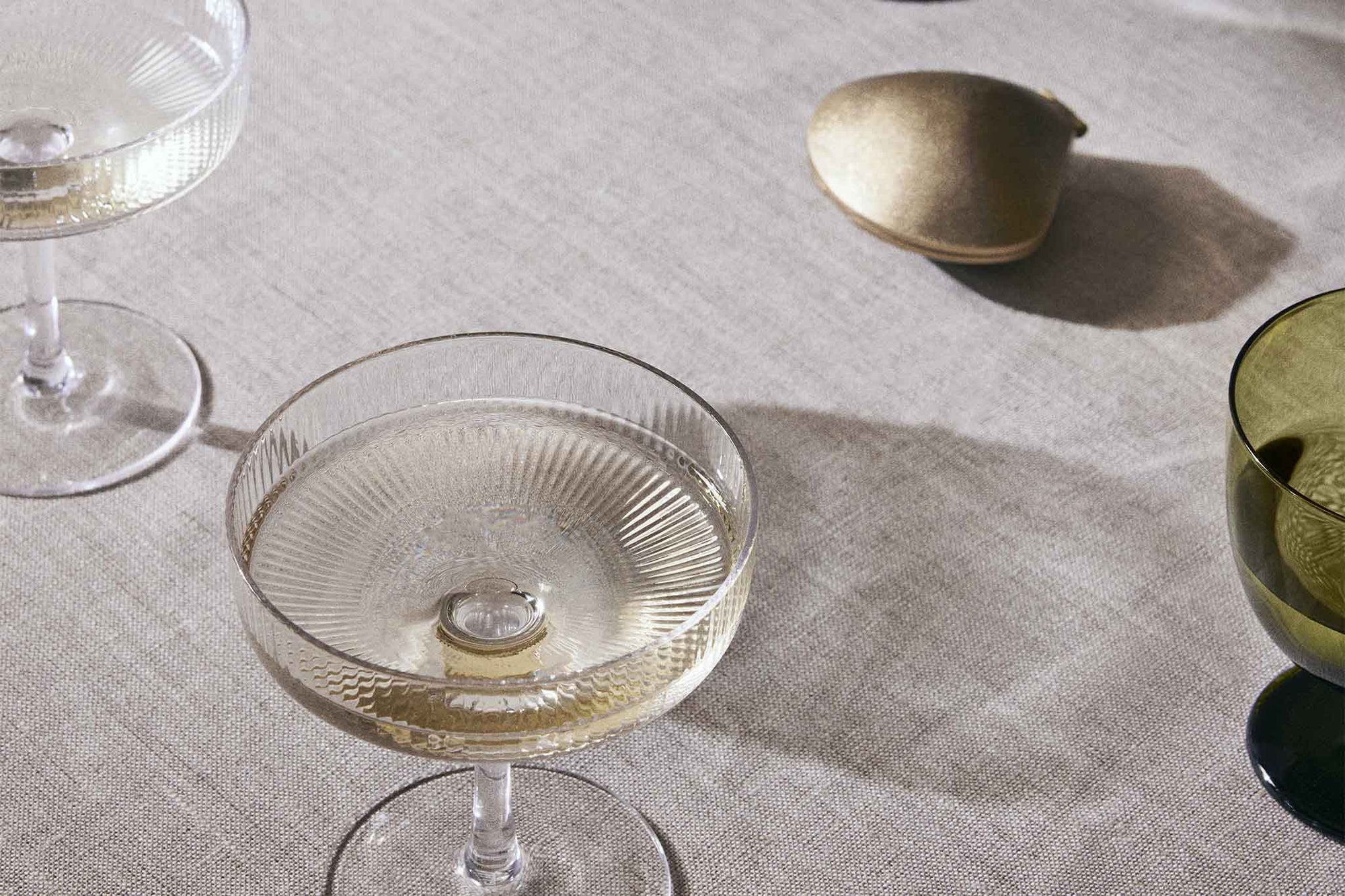 "ferm LIVING"の製品は毎日の生活がきっと楽しくなる物ばかり。それは壁紙だったり、キッチン用品、バス用品、リビング雑貨、またオフィス用品など沢山のコレクションがあり、オーガニックコットンや木材、磁気、金属など多くの拘った材質で、シンプルな材質から職人によって長く使える物へと変えて行きます。デザインはデンマークの伝統に基づいた美しい物。ロゴの鳥はデンマークの伝統を守って生きたいという思いが込められています。