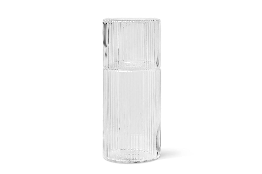 "ferm LIVING"の製品は毎日の生活がきっと楽しくなる物ばかり。それは壁紙だったり、キッチン用品、バス用品、リビング雑貨、またオフィス用品など沢山のコレクションがあり、オーガニックコットンや木材、磁気、金属など多くの拘った材質で、シンプルな材質から職人によって長く使える物へと変えて行きます。デザインはデンマークの伝統に基づいた美しい物。ロゴの鳥はデンマークの伝統を守って生きたいという思いが込められています。