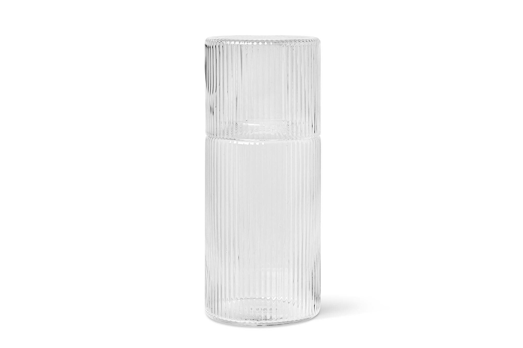 "ferm LIVING"の製品は毎日の生活がきっと楽しくなる物ばかり。それは壁紙だったり、キッチン用品、バス用品、リビング雑貨、またオフィス用品など沢山のコレクションがあり、オーガニックコットンや木材、磁気、金属など多くの拘った材質で、シンプルな材質から職人によって長く使える物へと変えて行きます。デザインはデンマークの伝統に基づいた美しい物。ロゴの鳥はデンマークの伝統を守って生きたいという思いが込められています。