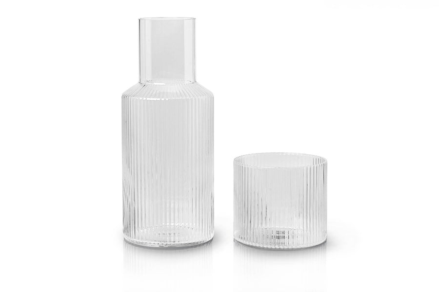 "ferm LIVING"の製品は毎日の生活がきっと楽しくなる物ばかり。それは壁紙だったり、キッチン用品、バス用品、リビング雑貨、またオフィス用品など沢山のコレクションがあり、オーガニックコットンや木材、磁気、金属など多くの拘った材質で、シンプルな材質から職人によって長く使える物へと変えて行きます。デザインはデンマークの伝統に基づいた美しい物。ロゴの鳥はデンマークの伝統を守って生きたいという思いが込められています。
