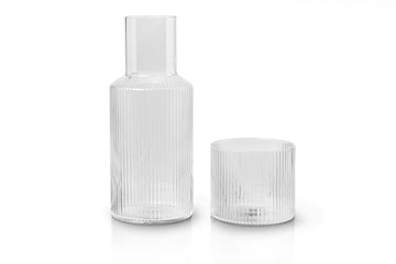 "ferm LIVING"の製品は毎日の生活がきっと楽しくなる物ばかり。それは壁紙だったり、キッチン用品、バス用品、リビング雑貨、またオフィス用品など沢山のコレクションがあり、オーガニックコットンや木材、磁気、金属など多くの拘った材質で、シンプルな材質から職人によって長く使える物へと変えて行きます。デザインはデンマークの伝統に基づいた美しい物。ロゴの鳥はデンマークの伝統を守って生きたいという思いが込められています。