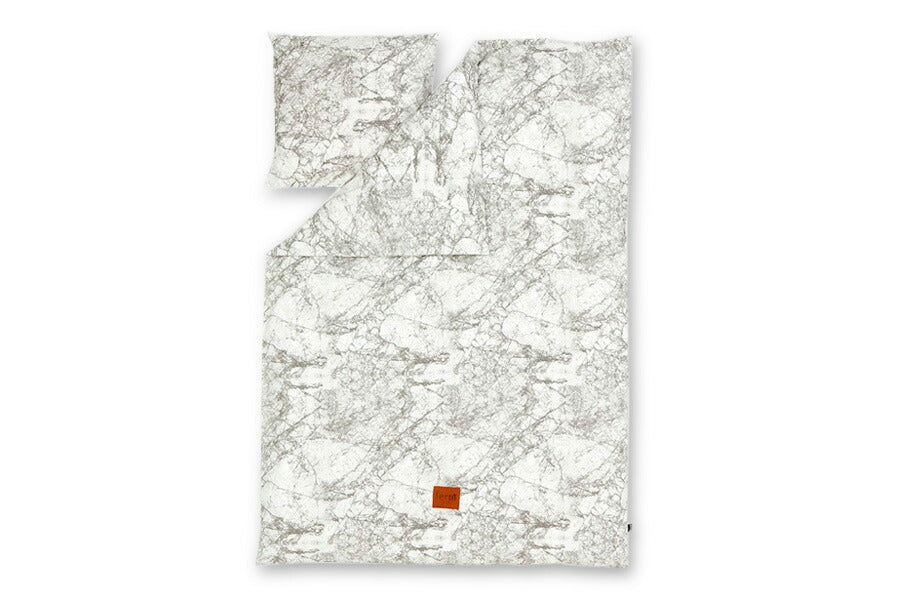 "fermLIVING"の製品は毎日の生活がきっと楽しくなる物ばかり。それは壁紙だったり、キッチン用品、バス用品、リビング雑貨、またオフィス用品など沢山のコレクションがあり、オーガニックコットンや木材、磁気、金属など多くの拘った材質で、シンプルな材質から職人によって長く使える物へと変えて行きます。デザインはデンマークの伝統に基づいた美しい物。ロゴの鳥はデンマークの伝統を守って生きたいという思いが込められています。