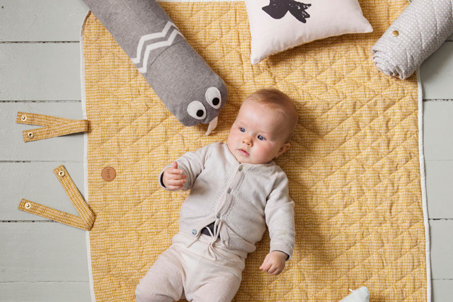 "fermLIVING"の製品は毎日の生活がきっと楽しくなる物ばかり。それは壁紙だったり、キッチン用品、バス用品、リビング雑貨、またオフィス用品など沢山のコレクションがあり、オーガニックコットンや木材、磁気、金属など多くの拘った材質で、シンプルな材質から職人によって長く使える物へと変えて行きます。デザインはデンマークの伝統に基づいた美しい物。ロゴの鳥はデンマークの伝統を守って生きたいという思いが込められています。