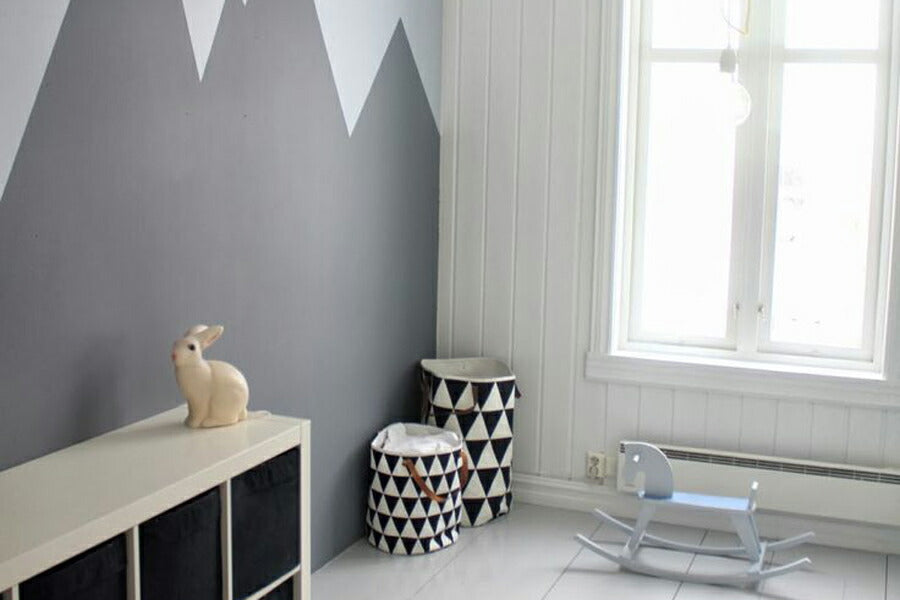 "fermLIVING"の製品は毎日の生活がきっと楽しくなる物ばかり。それは壁紙だったり、キッチン用品、バス用品、リビング雑貨、またオフィス用品など沢山のコレクションがあり、オーガニックコットンや木材、磁気、金属など多くの拘った材質で、シンプルな材質から職人によって長く使える物へと変えて行きます。デザインはデンマークの伝統に基づいた美しい物。ロゴの鳥はデンマークの伝統を守って生きたいという思いが込められています。