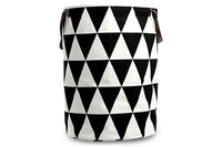 "fermLIVING"の製品は毎日の生活がきっと楽しくなる物ばかり。それは壁紙だったり、キッチン用品、バス用品、リビング雑貨、またオフィス用品など沢山のコレクションがあり、オーガニックコットンや木材、磁気、金属など多くの拘った材質で、シンプルな材質から職人によって長く使える物へと変えて行きます。デザインはデンマークの伝統に基づいた美しい物。ロゴの鳥はデンマークの伝統を守って生きたいという思いが込められています。