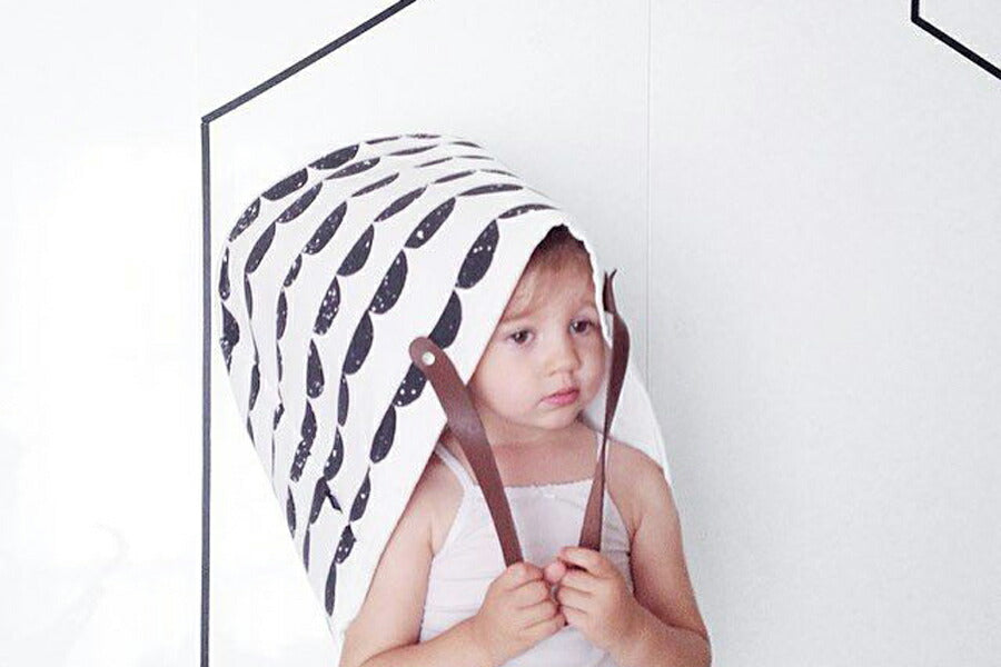 "fermLIVING"の製品は毎日の生活がきっと楽しくなる物ばかり。それは壁紙だったり、キッチン用品、バス用品、リビング雑貨、またオフィス用品など沢山のコレクションがあり、オーガニックコットンや木材、磁気、金属など多くの拘った材質で、シンプルな材質から職人によって長く使える物へと変えて行きます。デザインはデンマークの伝統に基づいた美しい物。ロゴの鳥はデンマークの伝統を守って生きたいという思いが込められています。