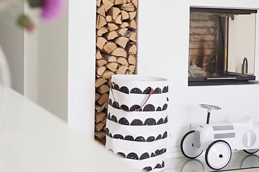 "fermLIVING"の製品は毎日の生活がきっと楽しくなる物ばかり。それは壁紙だったり、キッチン用品、バス用品、リビング雑貨、またオフィス用品など沢山のコレクションがあり、オーガニックコットンや木材、磁気、金属など多くの拘った材質で、シンプルな材質から職人によって長く使える物へと変えて行きます。デザインはデンマークの伝統に基づいた美しい物。ロゴの鳥はデンマークの伝統を守って生きたいという思いが込められています。