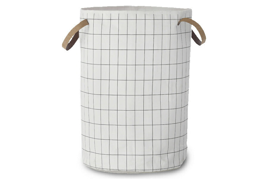 "fermLIVING"の製品は毎日の生活がきっと楽しくなる物ばかり。それは壁紙だったり、キッチン用品、バス用品、リビング雑貨、またオフィス用品など沢山のコレクションがあり、オーガニックコットンや木材、磁気、金属など多くの拘った材質で、シンプルな材質から職人によって長く使える物へと変えて行きます。デザインはデンマークの伝統に基づいた美しい物。ロゴの鳥はデンマークの伝統を守って生きたいという思いが込められています。