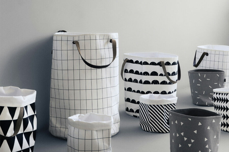 "fermLIVING"の製品は毎日の生活がきっと楽しくなる物ばかり。それは壁紙だったり、キッチン用品、バス用品、リビング雑貨、またオフィス用品など沢山のコレクションがあり、オーガニックコットンや木材、磁気、金属など多くの拘った材質で、シンプルな材質から職人によって長く使える物へと変えて行きます。デザインはデンマークの伝統に基づいた美しい物。ロゴの鳥はデンマークの伝統を守って生きたいという思いが込められています。