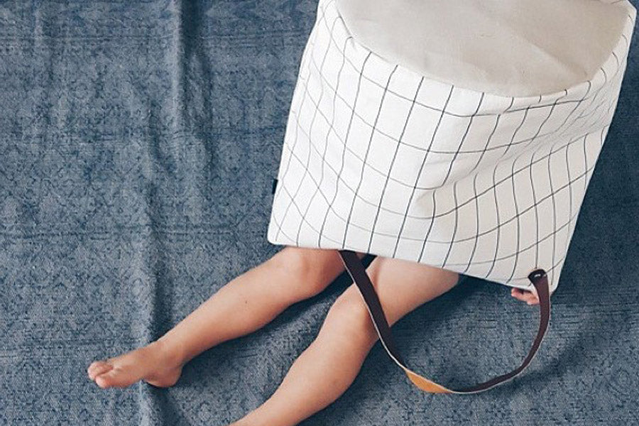 "fermLIVING"の製品は毎日の生活がきっと楽しくなる物ばかり。それは壁紙だったり、キッチン用品、バス用品、リビング雑貨、またオフィス用品など沢山のコレクションがあり、オーガニックコットンや木材、磁気、金属など多くの拘った材質で、シンプルな材質から職人によって長く使える物へと変えて行きます。デザインはデンマークの伝統に基づいた美しい物。ロゴの鳥はデンマークの伝統を守って生きたいという思いが込められています。